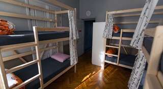 Гостиница Artist Hostel na Kievskoy Москва Спальное место на двухъярусной кровати в общем номере для женщин-3