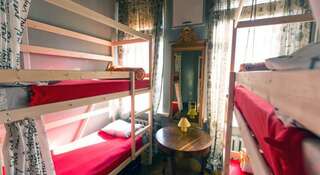 Гостиница Artist Hostel na Kievskoy Москва Спальное место на двухъярусной кровати в общем номере для мужчин-2